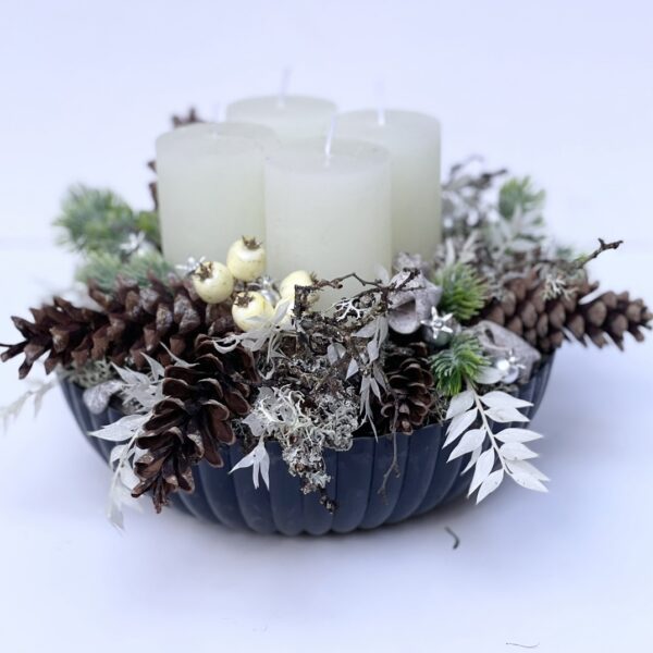 Advent decoration with snowy decoration